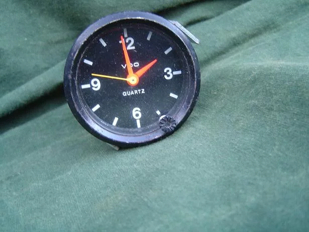 VDO QUARTZ 12 volts  1980  klokje  uhr clock carwatch