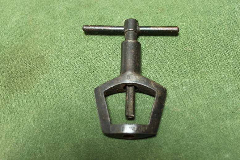 Dunlop 1 7/8 motorcycle drivebelt hole punch aandrijfriem gaten pons 1920’s