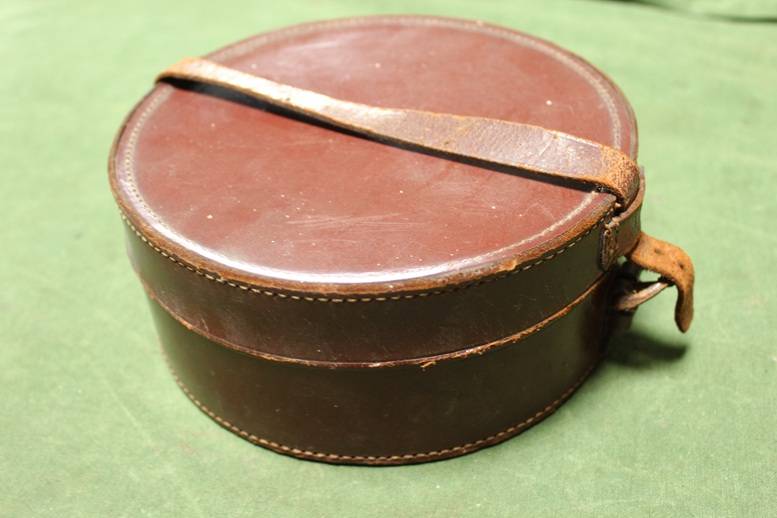 rond leren kraag / gereedschaps ? koffertje round collar / toolbox ? 1920